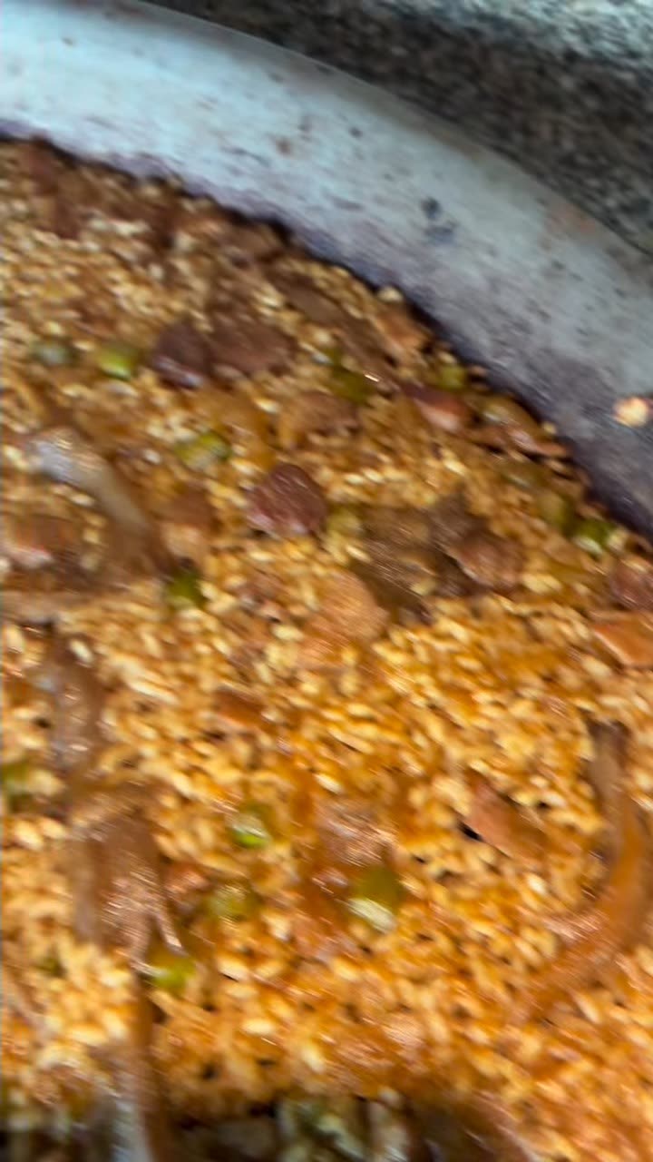 El arroz en su último minuto de fuego, con el caldo ya absorbido