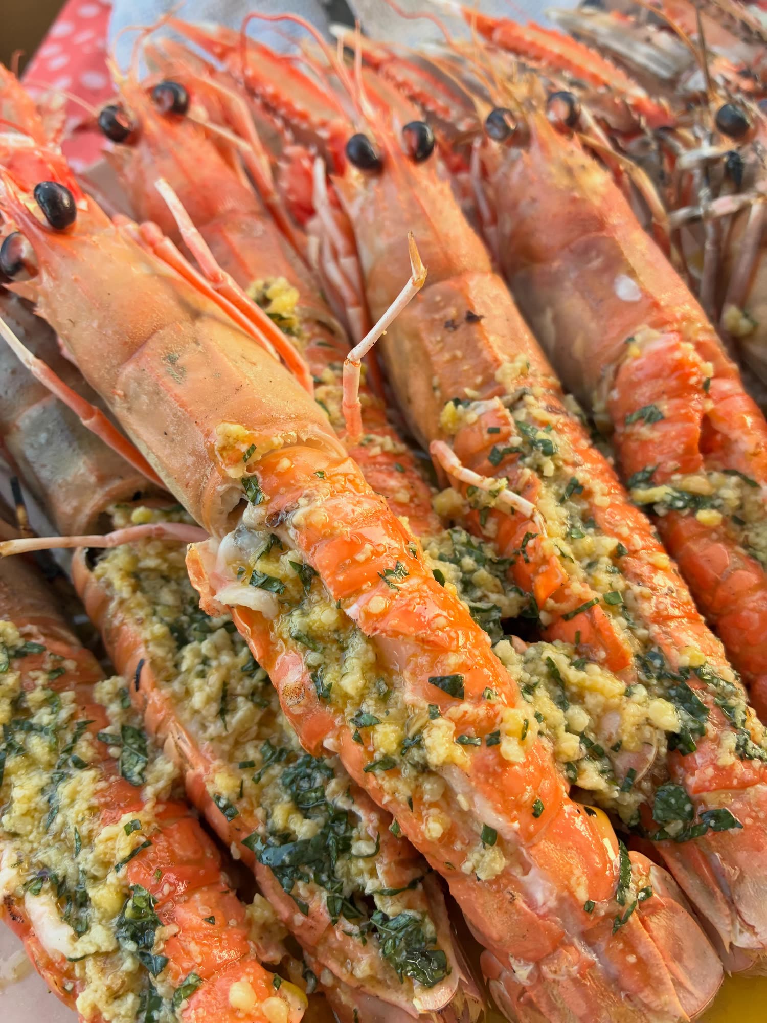 Cigalas a la plancha con ajo y perejil, en plano cerrado