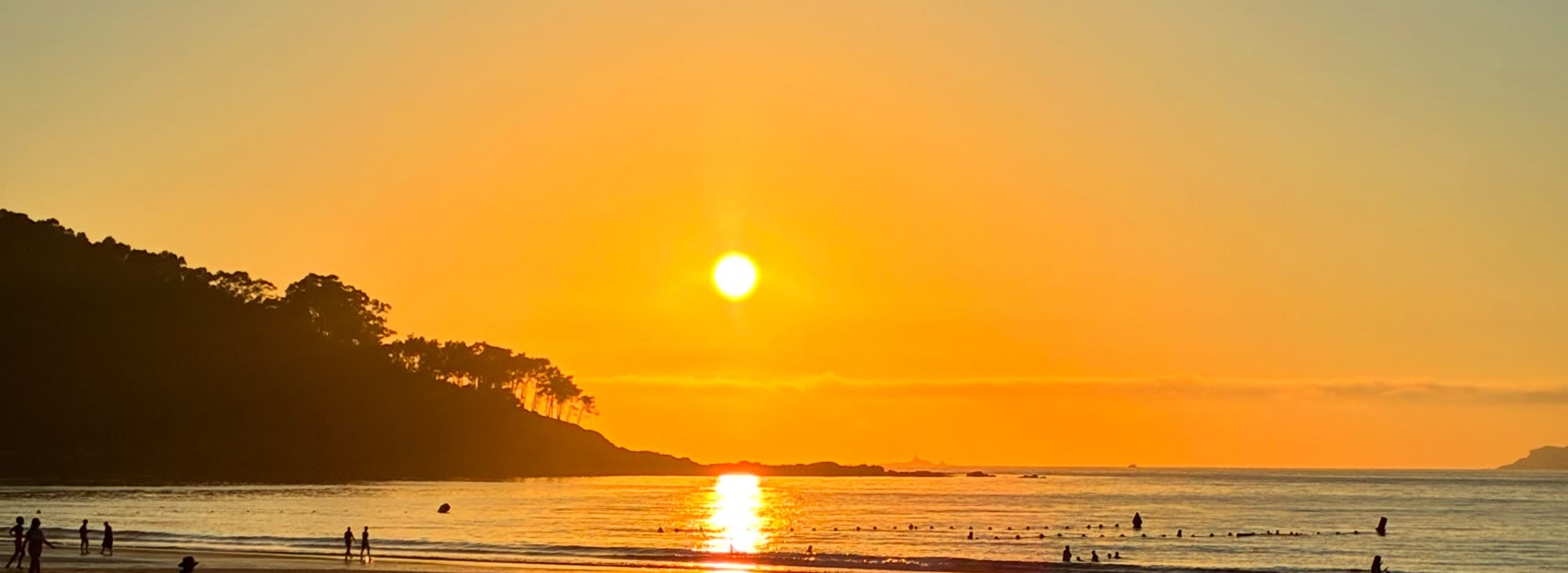 Puesta de sol sobre la playa en la Costa del Sol, con el reflejo del sol sobre el agua