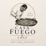 Sello de Casa Fuego: un chef dibujado a línea removiendo una paellera